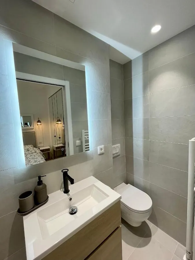 Magnifique Appartement Sur Jardin - Vieil Antibes 0*,  France