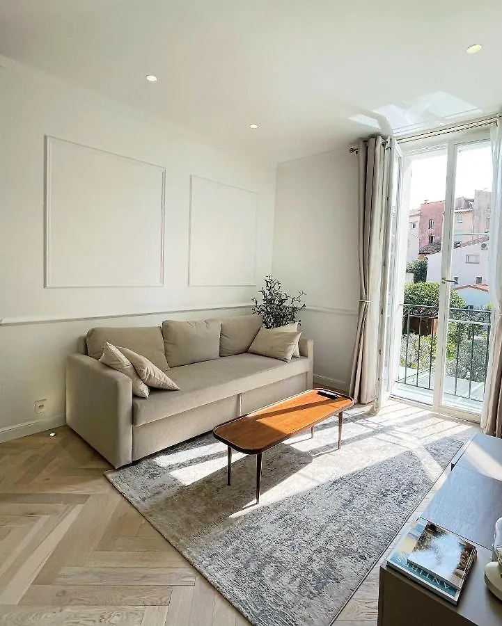 Magnifique Appartement Sur Jardin - Vieil Antibes 0*,  France